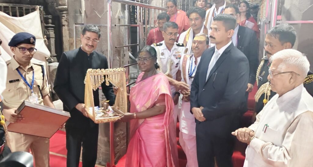 राष्ट्रपति मुर्मु ने ज्योतिर्लिंग के किए दर्शन