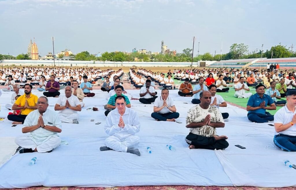 राजगढ़ योग कार्यक्रम में दो हादसे: पहले टाइफाइड से पीड़ित मंत्री की बिगड़ी तबीयत, फिर तेज हवा से गिरा टेंट