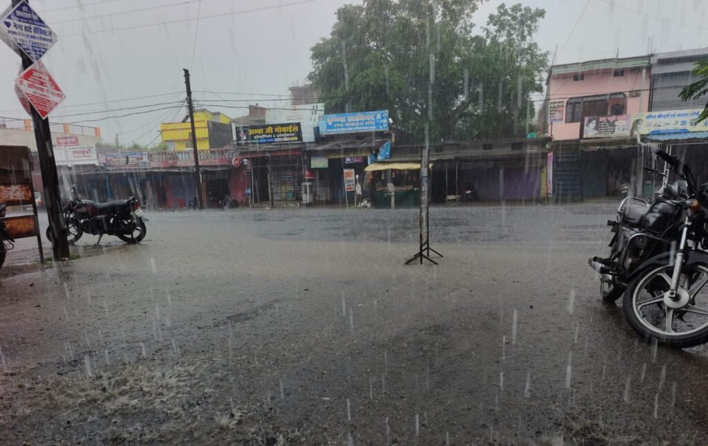 शाम को रिमझिम फुहारों से भीगा शहर