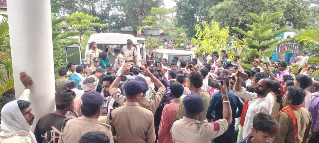परिजनों और ग्रामीणों ने थाने के सामने शव रखकर किया प्रदर्शन