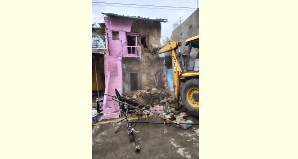 जनसुरक्षा के लिए जर्जर भवन को ढहाया