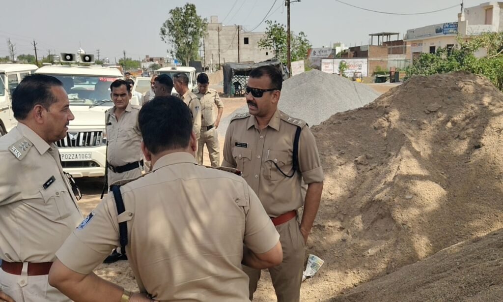 रेत माफिया पर पुरानी छावनी में छापा, 2 डंपर से अधिक अवैध रेत जब्त