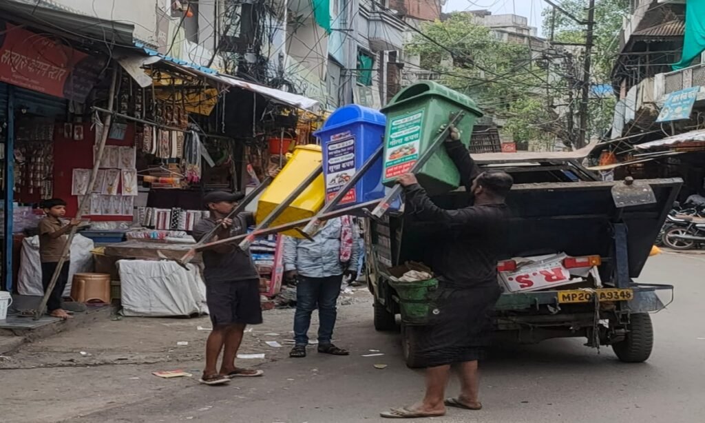 नींद से जागे जिम्मेदार, खस्ताहाल डस्टबिनों को हटाया गया