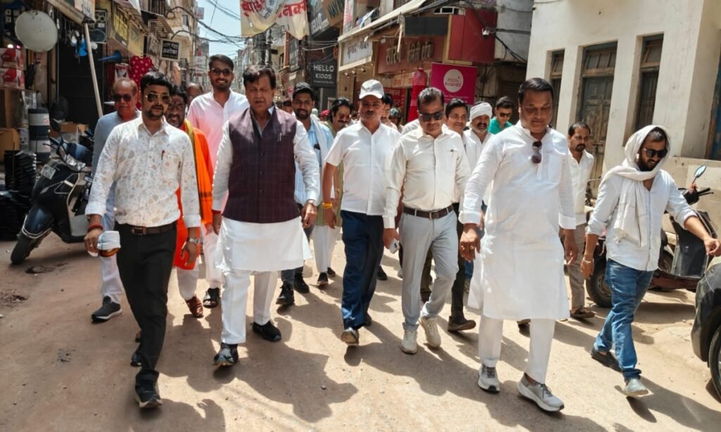 सांसद महापौर और निगमायुक्त ने लिया बाजार क्षेत्र का जायजा