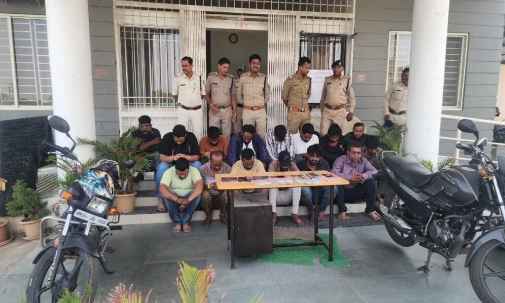 चोरल डेम के पास चल रहा था जुए का अड्डा, 15 गिरफ्तार