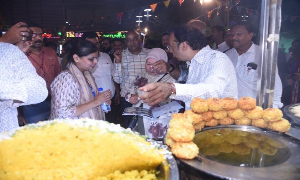 विदेशों मेहमानों ने 56 दुकान में मालवा के व्यंजनों का उठाया लुत्फ