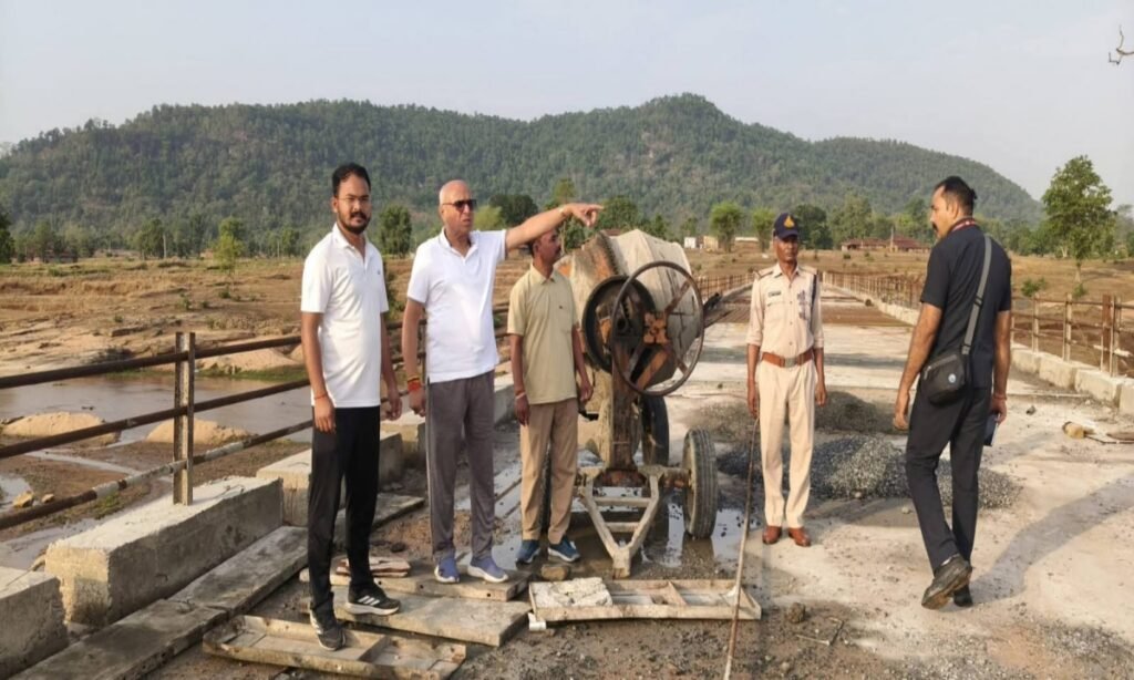 सुबह 7 बजे सांसद डॉ. राजेश मिश्रा ने किया निर्माणाधीन पुल का निरीक्षण