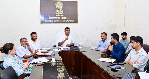 केवल दफ्तर में न बैठें, फील्ड पर उतरकर करें निगरानी: निगमायुक्त