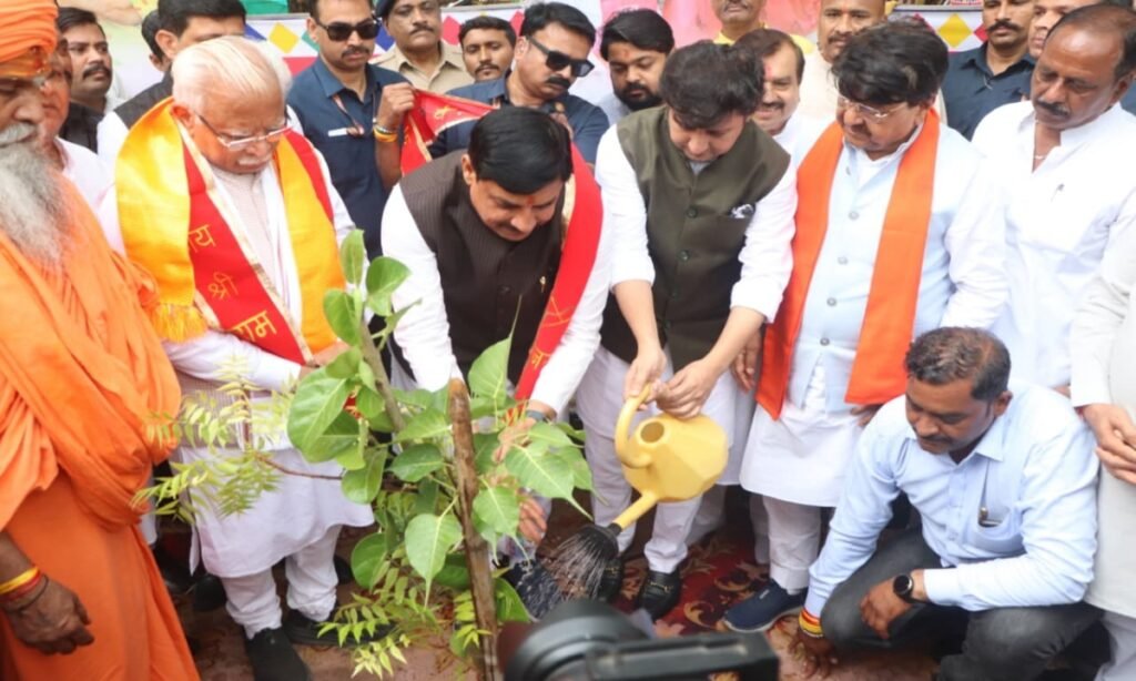 पितृ पर्वत में मुख्यमंत्री और केंद्रीय मंत्री ने किया त्रिवेणी पौधारोपण