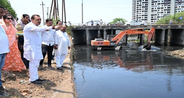 4000 सफाई मित्र, 375 डोर टू डोर गाड़ियां कर रहीं निरंतर सफाई : महापौर