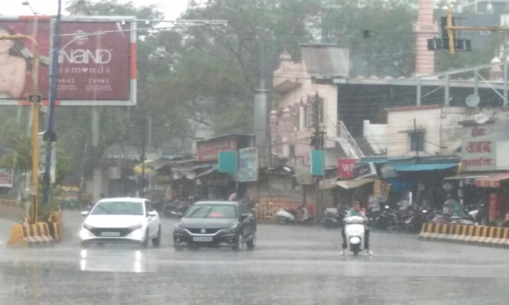दोपहर में हुई बारिश, गर्मी-उमस से मिली थोड़ी राहत