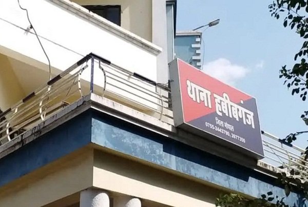 महिला के साथ पति के दोस्तों ने की छेड़खानी, मंगलसूत्र लेकर भागे