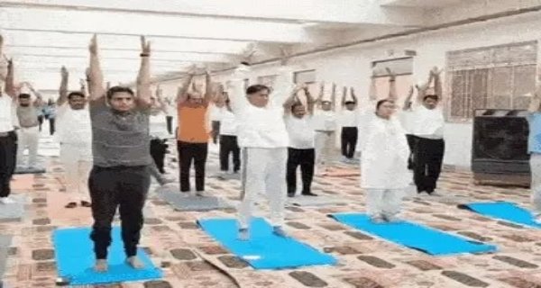 भिंड में सांसद, कलेक्टर और एसपी ने किया योगाभ्यास, सांसद बोलीं- नियमित योग से रोगों का नाश