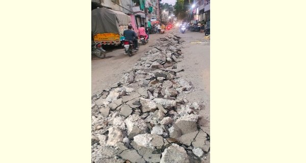 ड्रेनेज लाइन के लिए गली-गली में खोदी सड़कें