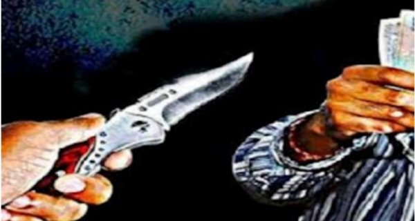 बीटेक छात्र की गर्दन पर चाकू अड़ाया, मोबाइल और चेन लूटी