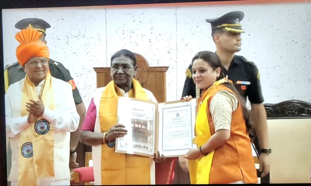 राष्ट्रपति द्रौपदी मुर्मू के हाथों तीन स्वर्ण पदक पाकर दमोह की बेटी  रिशिका मिश्रा ने बढ़ाया जिले का गौरव
