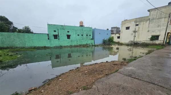 मूसलाधार बारिश से ताप्ती वार्ड के घरों में घुसा पानी