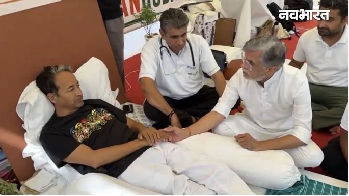 जंतर-मंतर पर सोनम वांगचुक के समर्थन में जुटा विपक्ष, पवन खेड़ा समेत कई बड़े नेताओं ने की मुलाकात, सरकार पर बरसे
