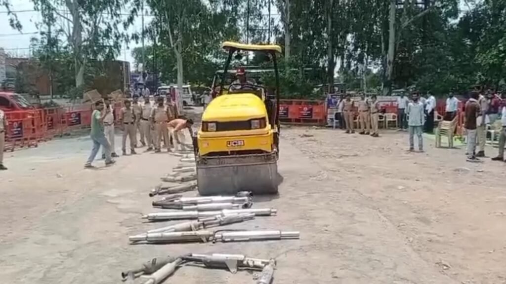 150 से ज्यादा मॉडिफाइड साइलेंसर बुलडोजर से किए नष्ट 