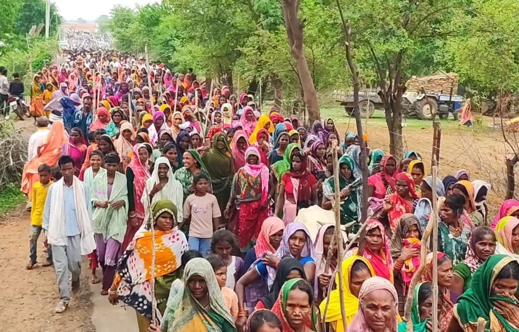 मडियादो में आदिवासियों का उग्र प्रदर्शन, लाठियां लेकर सड़कों पर उतरे लोग