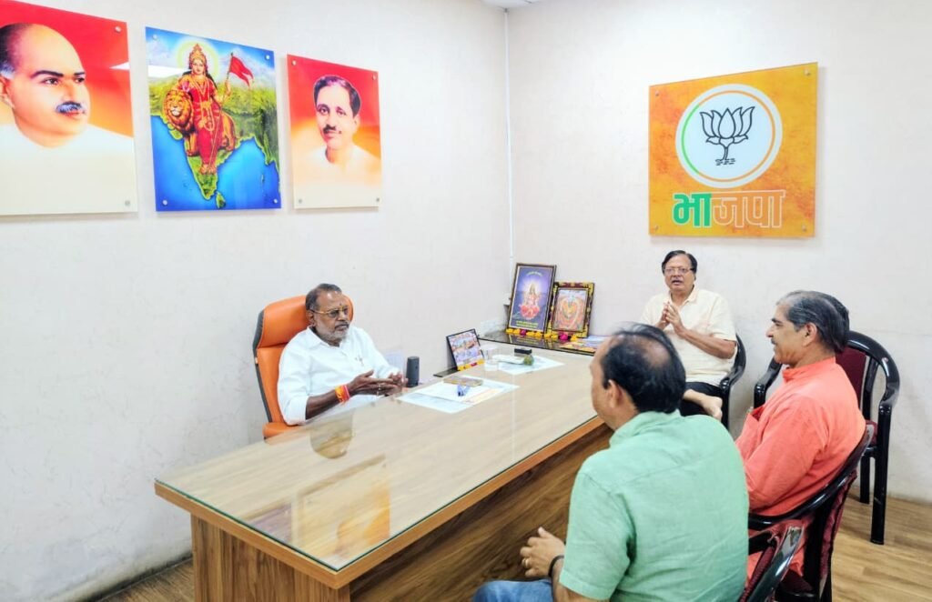 भाजपा कार्यालय में मंत्री कुशवाह ने सुनीं कार्यकर्ताओं की समस्याएं