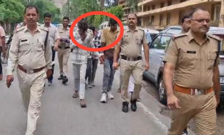 शराब दुकान में तोड़फोड़ करने वाले 6 आरोपी गिरफ्तार, पुलिस ने जुलूस निकालकर किया न्यायालय में पेश 