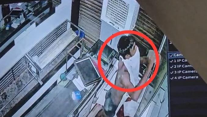 ज्वेलरी शॉप की दीवार में छेद कर लाखों की चोरी, सीसीटीवी फुटेज में दिख रहा आरोपी दमोह के पथरिया थाना क्षेत्र की घटना