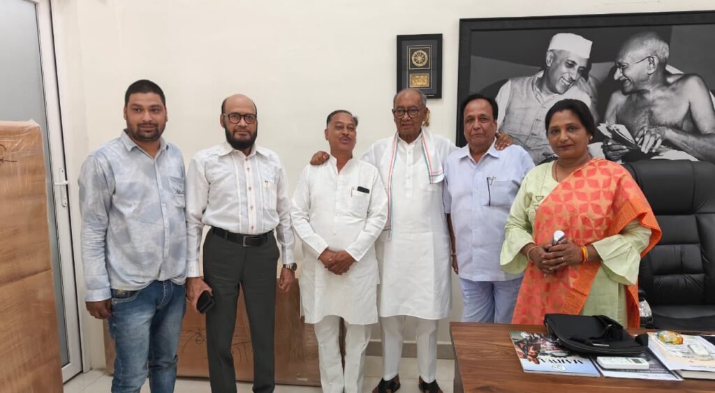 दिग्विजय से मिले के के मिश्रा, आधे घंटे तक हुई बंद कमरे में चर्चा