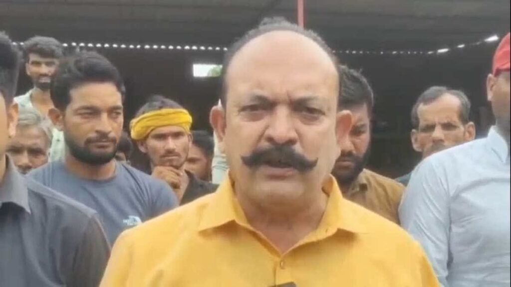 बागेश्वर धाम प्रमुख के भाई की गिरफ्तारी पर गरमाई राजनीति, पूर्व कांग्रेस विधायक बोले गरीबों की हाय भारी पड़ेगी