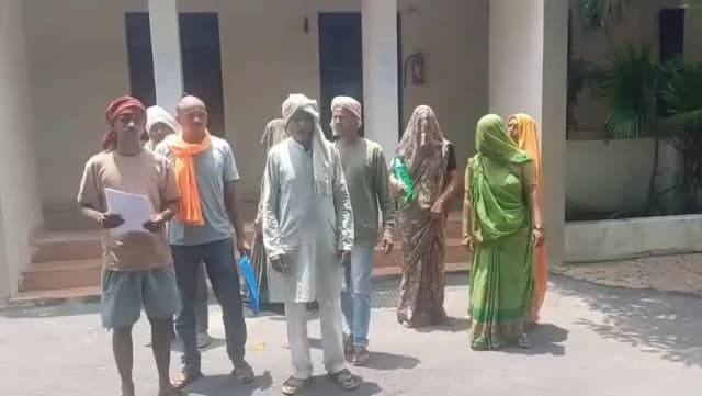 मां की हत्या के बाद न्याय के लिए भटक रहा बेटा, एसपी को सौंपा आवेदन