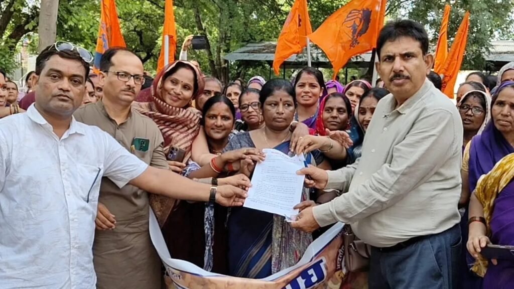 मानदेय वृद्धि की मांग पर आशा कार्यकर्ताओं का प्रदर्शन