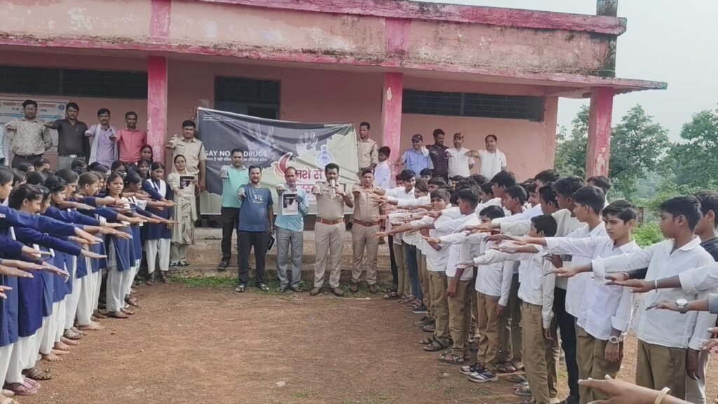 इमलिया घाट स्कूल में “नशे से दूरी है जरूरी” अभियान, बच्चों को सिखाए साइबर सुरक्षा के गुण
