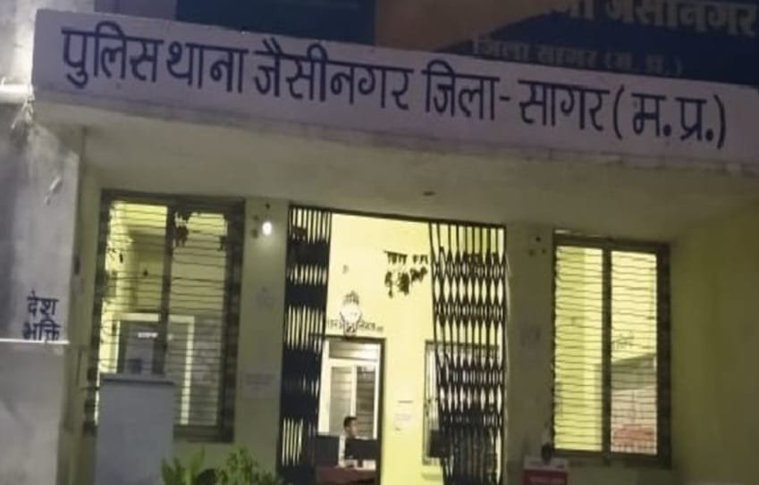 कुल्हाड़ी मारकर पति ने की पत्नी की हत्या