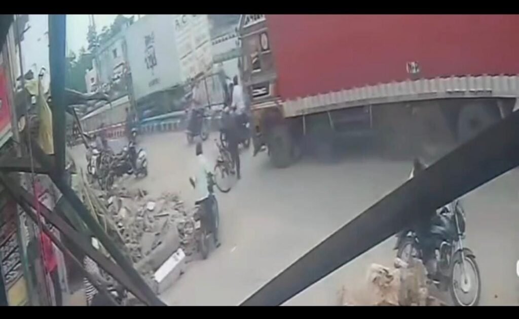 सिवनी: कुरई बस स्टैंड पर बेकाबू ट्रक का कहर, 3 बाइक क्षतिग्रस्त, 1 युवक घायल