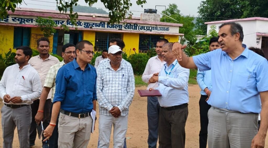 कुसमी में शिक्षा व्यवस्था को सुदृढ़ बनाने कलेक्टर का मैदानी निरीक्षण