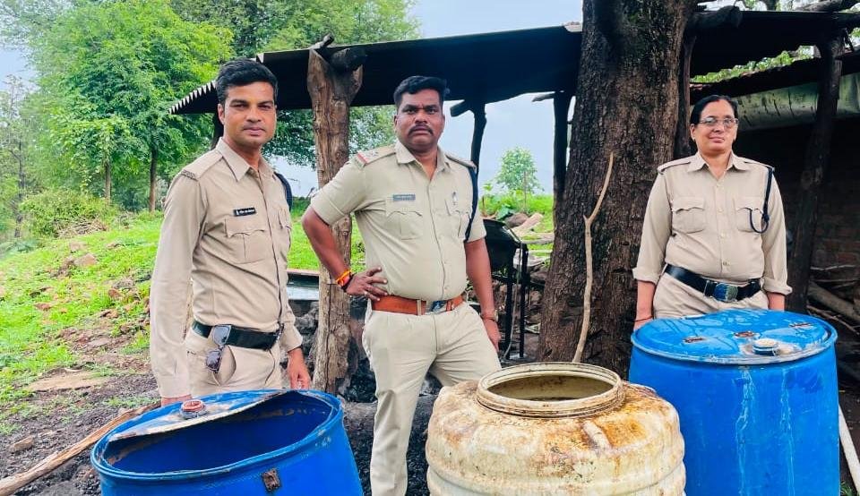 सिंटेक्स की टंकी में भर कर रखी थी लाहन 