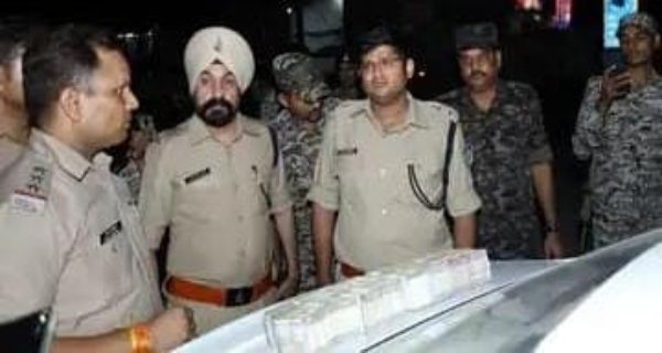 सेंवड़ा चुंगी पर एसपी के सामने कार से मिले 16 लाख