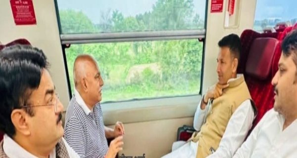 जीतू पटवारी एवं हेमंत खण्डेलवाल की ट्रेन में मंत्रणा