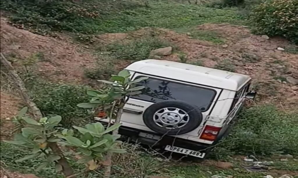 भूसा मोड़ पर फिर हादसा, गड्ढे में गिरी बोलेरो