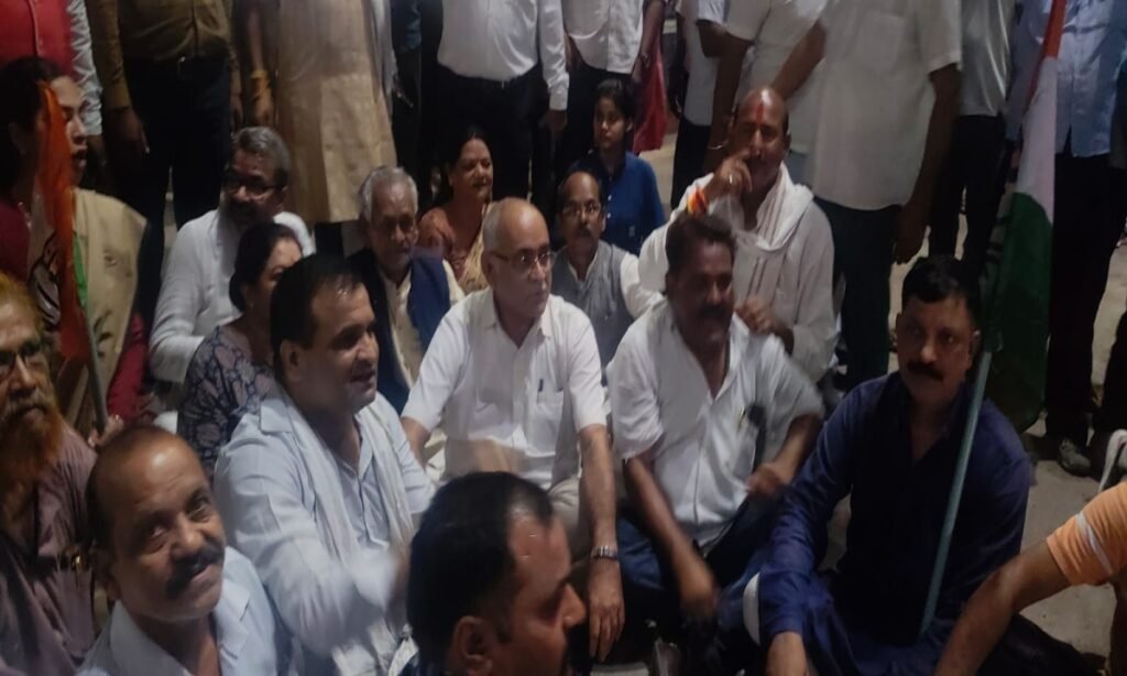 कांग्रेसजनों ने देर रात तक धरना देकर अपना विरोध दर्ज कराया