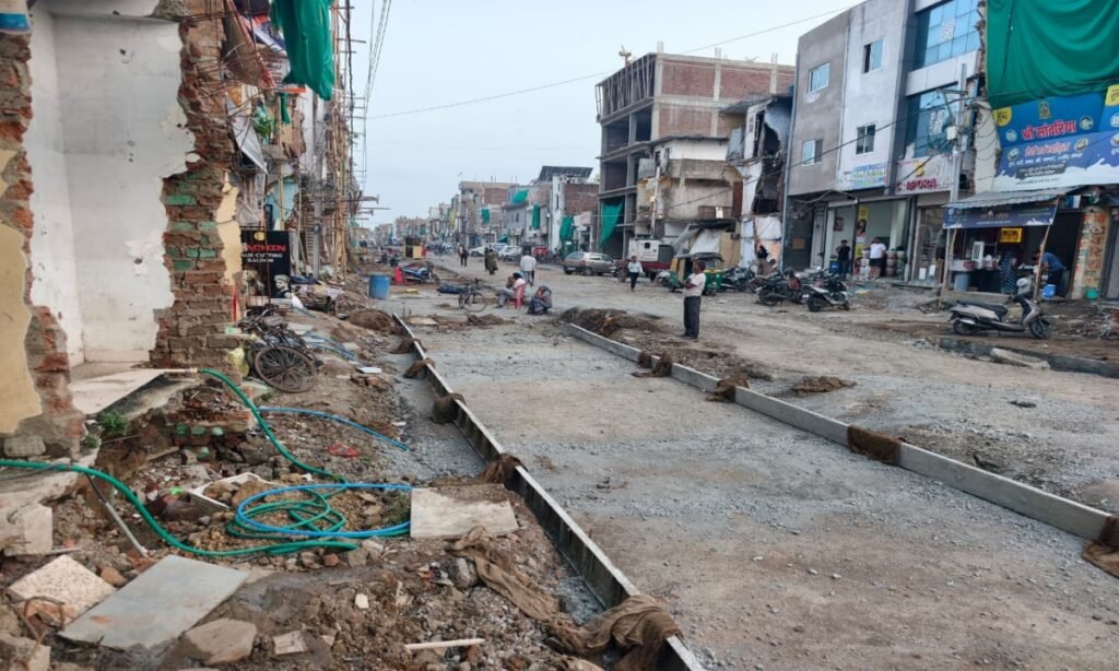 एक साल से अधूरा पड़ा सड़क निर्माण कार्य, स्थानीय रहवासी परेशान