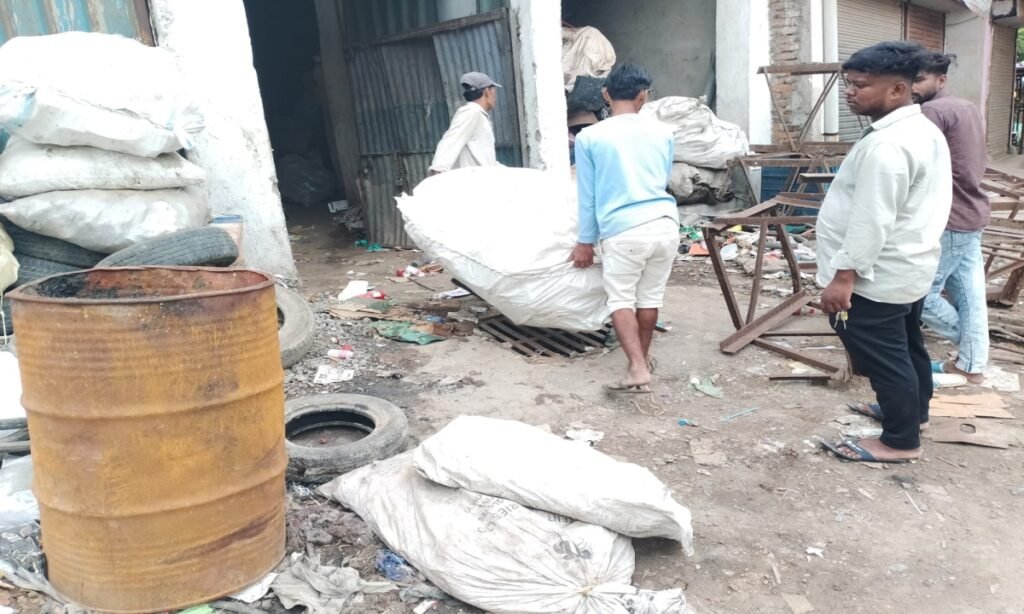सडक़ की पटरी तक किये गये अतिक्रमण को हटाया गया