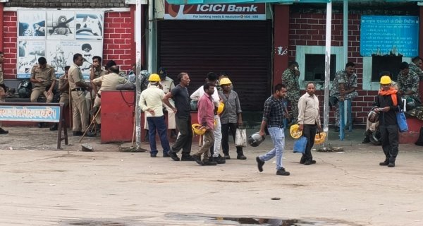 शासन पावर में पुलिस के साथ झड़प तीन थाना प्रभारी समेत आधा दर्जन पुलिस कर्मियों को आई चोटें  पुलिस ने किया हल्का बल प्रयोग