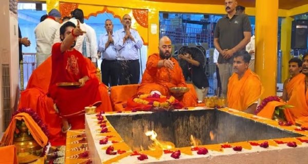 बागेश्वर धाम पहुंचे अनंत अंबानी, पूजा-हवन कर 11 कन्याओं का लिया आशीर्वाद