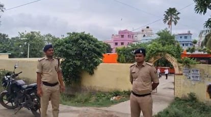 बालिका विद्यालय के बाहर मनचलों का बढ़ता जमावड़ा