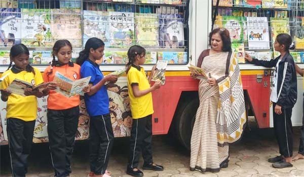 रीडिंग वैन में बच्चों को सुनाई प्रेरक कहानियां