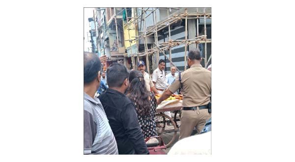 कार चालक से मारपीट के बाद व्यापारियों का फूटा गुस्सा, बाजार में लगाया जाम