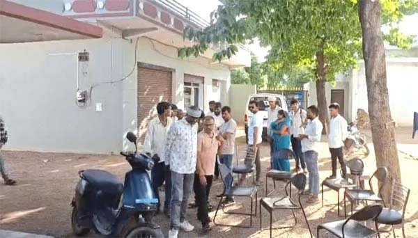 छतरपुर हॉस्टल कांड: परीक्षा में लौट आएंगे…लिखकर रात 12 बजे भागे 3 छात्र, परिजनों का हंगामा