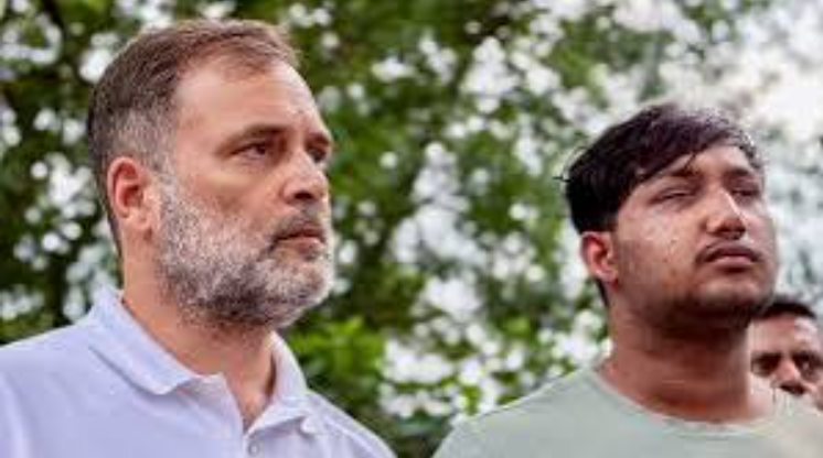 राहुल पैलेट गन पीड़ित मामले में प्राथमिकी दर्ज करने की मांग को लेकर डीसीपी कार्यालय के बाहर धरने पर बैठे