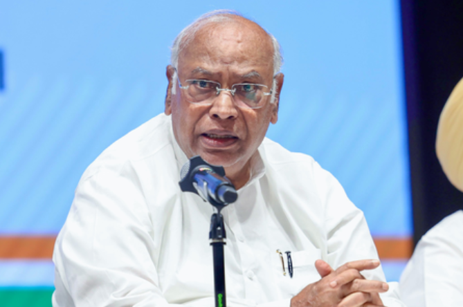 खरगे ने रोजगार, शिक्षा और युवा संकट को लेकर मोदी सरकार पर साधा निशाना